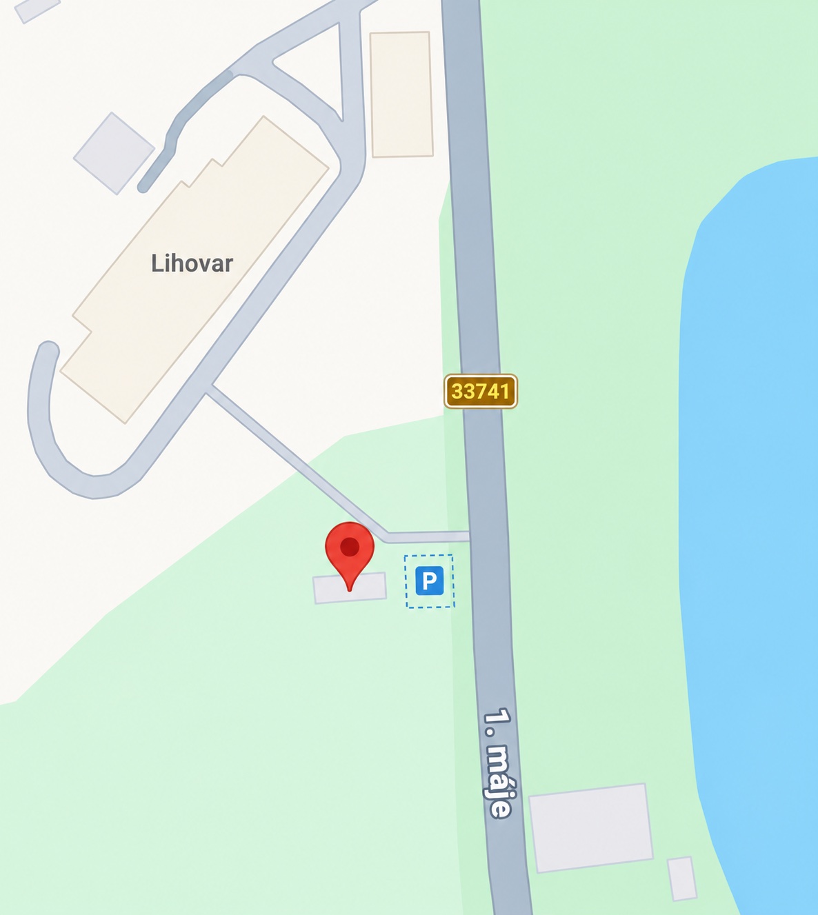 Ordinace vedle Lihovaru, západně od ulice 1. máje. Parkování označené P je mezi ordinací a silnicí.